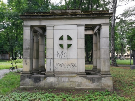 Vilhelma Ludviga Nikolaja Bokslafa dzimtas kapa pieminekļa aizmugures skats pirms restaurācijas.